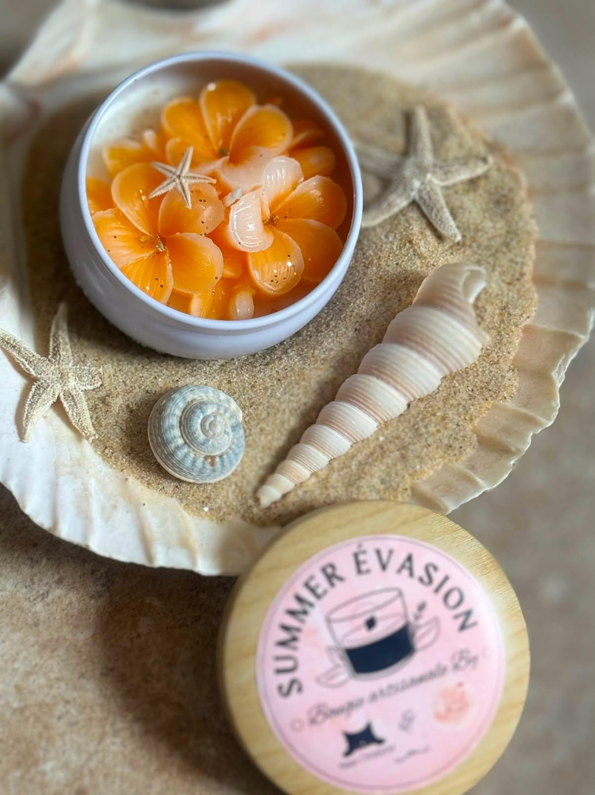 Summer Évasion – Bougie Artisanale au Monoï | Love Peach × Maze Créations